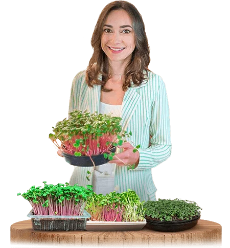 Lara Amorim segurando bandejas de microverdes frescos colhidos em casa